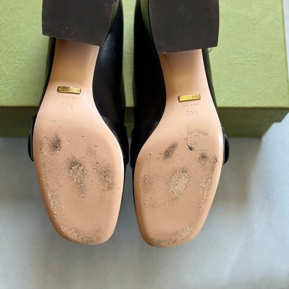 Gucci Black Leather Loafers with Gold Emblem - Picture 4 of 9